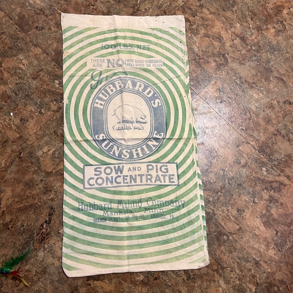Vintage Hubbard Milling Company 100 lb Sow and Pig Sack Bag Green Cream Flaws‎